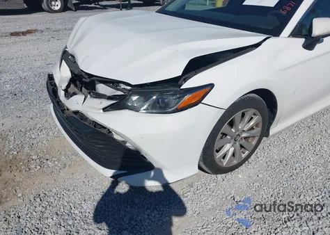2018 Toyota Camry Le z USA, uszkodzony, nr VIN 4T1B11HK3JU565124